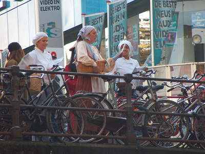 878061 Afbeelding van enkele verklede studenten van de HKU (Hogeschool voor de Kunsten Utrecht), zingend op de Viebrug ...
